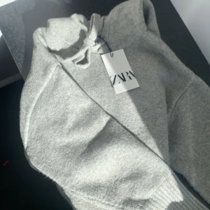 Zara tröja  - Säljer denna jätte fina stickade tröja ifrån zara som jag köpte här på Plick för ett tag sen. Tröjan är i stolek s men passar xs också. Jag  som brukar ha s, så var denna tröja ganska stor och parfekt i armarna. Ny priset var 499:- och säljer för 400