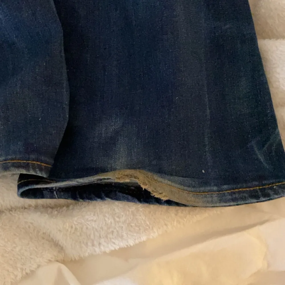 Säljer mina superfina g-star jeans i modellen midge bootcut då dem inte kommer till användning💗storlek26/32 och passar mig perfekt som är 163💓köpta för 1300 kr. Skriv om ni har frågor💗bara lite slitna nertill som syns i bilden❣️. Jeans & Byxor.