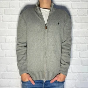 Ralph Laurent hel zip  - Säljer min feta polo hel zip då ja bara inte använder den längre.  Original pris 1700kr mitt pris 500kr. Storlek M. Skick 9/10 inga skador eller slitage   Skriv gärna vid frågor 