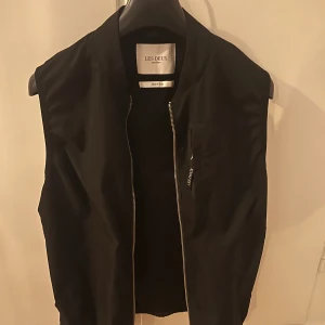 Les Deux Väst - Nyskick. Storlek Small.