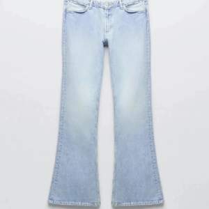 Lågmidjade flare zara jeans som inte säljs längre och är ovanliga att hitta storlek 32