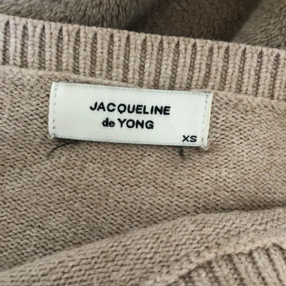 Säljer en jättesnygg Beige stickad tröja från Jacqueline de Yong. . Stickat.