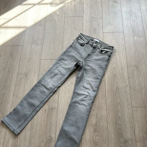 Jeans  - Jeans från zara, endast använda 5 gånger💕