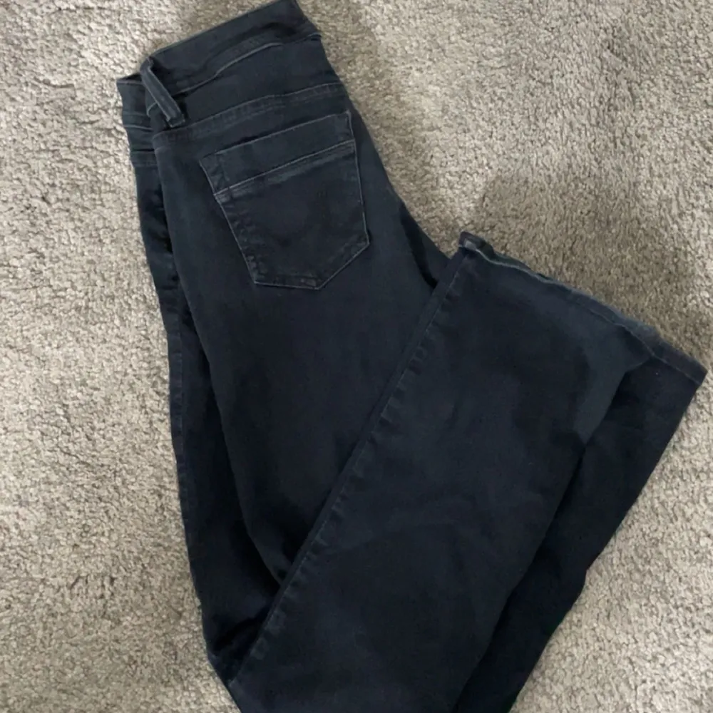 Mörkblåa/svarta Lågmidjade jeans från Lb. W 26 L 34. Köpta här från plick . Jeans & Byxor.