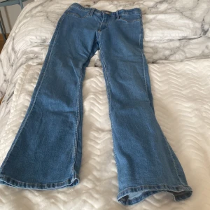 Low Waist flare jeans ifrån H&M - Bra skick, men dem har tyvärr blivit för korta för mig.