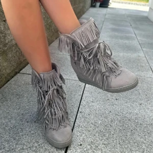 Frans skor - Säljer dessa fransskor! 6 cm kilklack och de är jätte bekväma att gå i!