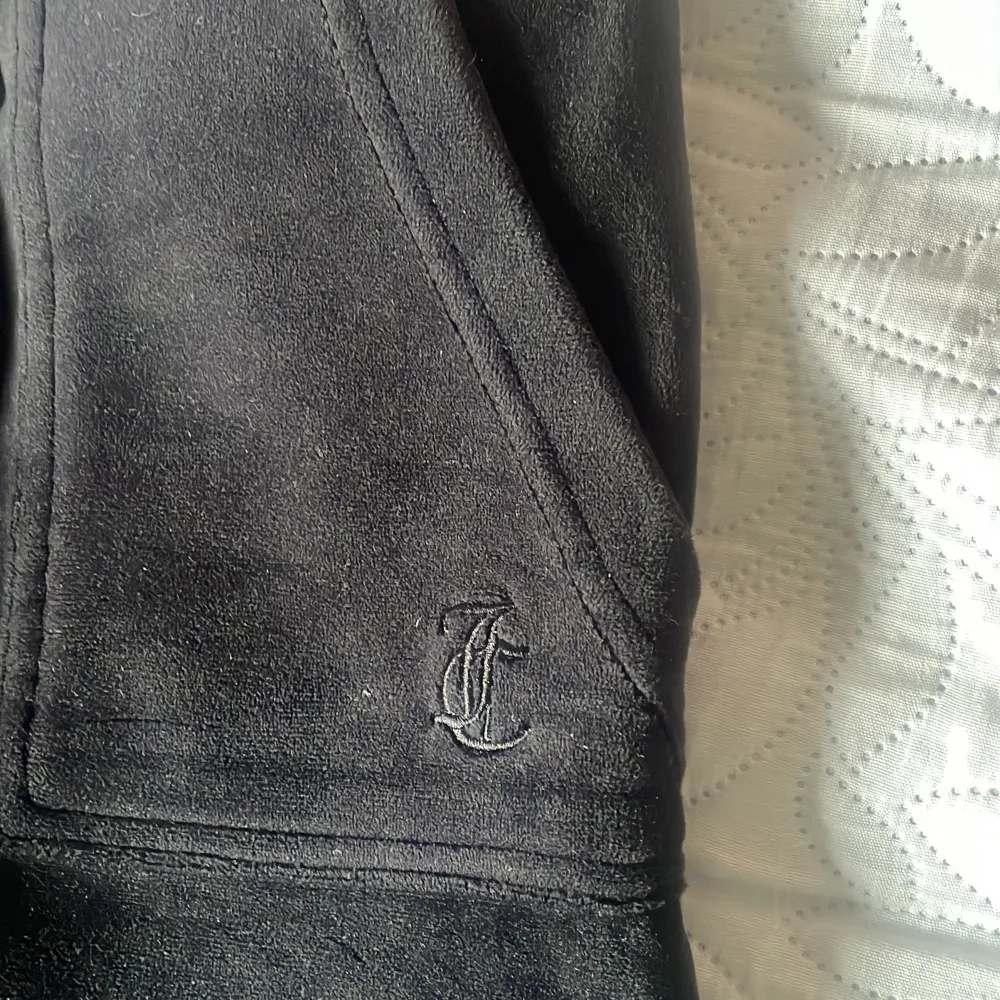 Svarta Juicy Couture byxor i storlek XXS, bra skick👍🏽. Jeans & Byxor.