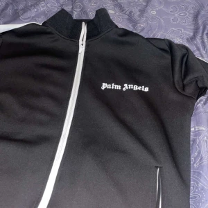 Palm Angels kofta - Säljer min Palm angels kofta pga liten, knappt använd och är i jätte bra skick. Hör av er vid övriga frågor och pris kan diskuteras!