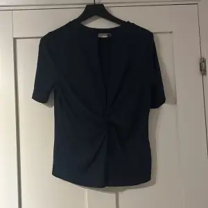 Mörkblå tröja från vila med twist i ryggen