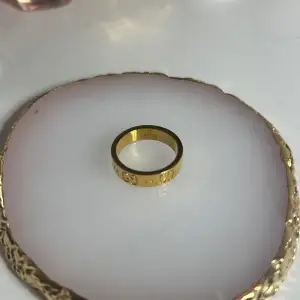 Guld Gucci ring. Aldrig använd!!