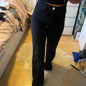 Svarta jeans  - Vida svarta jeans med hög midja. Styva i materialet. Väldigt långa för mig som är 168. Går att vika upp men också väldigt snyggt att ha över skorna. Lagom vida för att var snygga över sneakers.  Bra skick. Tighta i rumpan. 