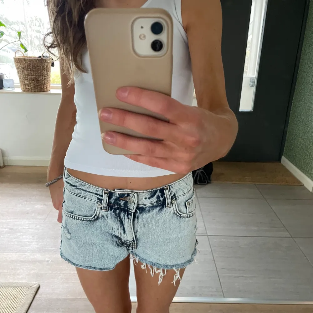 Säljer mina low waist jeans shorts från Nakd. Köpte förra sommaren och använda få tal gånger🤩kan inte lägga upp budgivning men skriv de pris ni är villiga att betala till mig privat, budgivning avslutas på söndag 14/4 20:00!💕Nu är högsta bud 250 kr!!. Shorts.