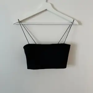 Bralette/linne i svart ribbat tyg från Gina tricot 