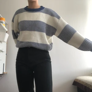 Stickad tröja - Supermysig och stilren tröja! Sparsamt använd, passar perfekt till det skiftande vårvädret🌞