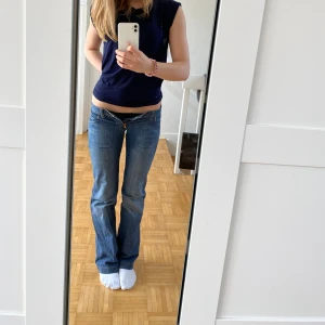 Lågmidjade jeans - Supersnygga lågmidjade jeans från forniarna. Säljer då de inte passar längre. Skriv för fler bilder eller mer info. Pris är förhandlingsbart vid snabb affär 💗
