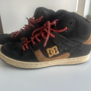 Dc skor - Säljer nu mina vinter/vår skor. Dem är otroligt sköna och är i storlek 40.