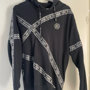Balmain Hoodie - En Balmain Hoodie som är köpt från Dubai Mall 2022 för cirka 2000kr. Den är knappast använd och i fint skick. Den är i storlek M men passar även S. Priset går att diskutera vid snabb affär!