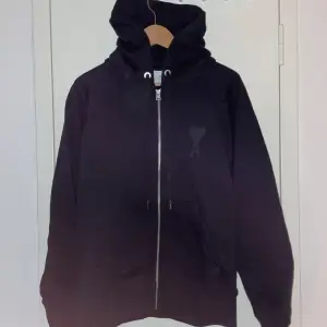Storlek Medium ,Aldrig använd, Tags kvar, Svart Zip-hoodie med svart logga