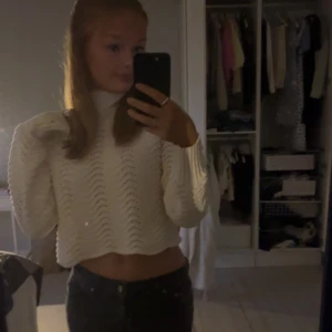Zara tröja - Säljer denna söta tröja från Zara jätte bra skick använd 2 gånger då jag inte tycker den passar mig men så söt!! Nypris 399kr finns inte kvar hos Zara längre köpt förra året