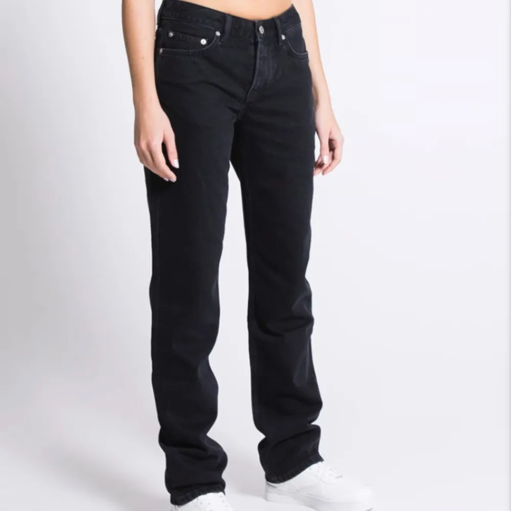 Säljer dessa lågmidjade jeans från lager 157. Använda endast 1 gång så är som nya.. Jeans & Byxor.