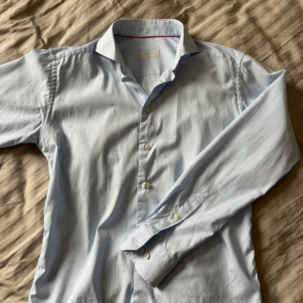 Ljus blå Eton skjorta med cutaway krage i mycket bra skick. storlek 39. Skjortor.
