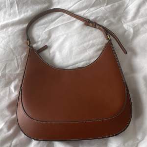Säljer denna bruna väska från Mango som inte längre kommer till användning. Använts några få gånger så ser ut som ny💕