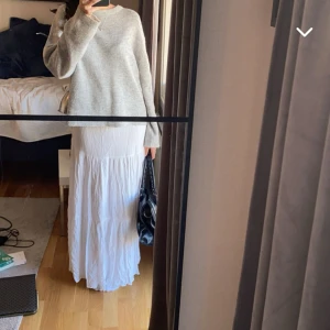 Långkjol - Säljer denna kjolen. Storlek xs. Finns dock en defekt långst ner på kjolen då det är ett hål, man kan sy igen det själv då det ej kommer synas eftersom kjolen inte är tajt.