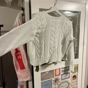 Stickad tröja - Använd ett fåtal gånger. Fint skick