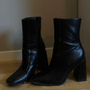 Klackskor  - Klackskor. Lite använda men är i bra skick lätta att gå i. 