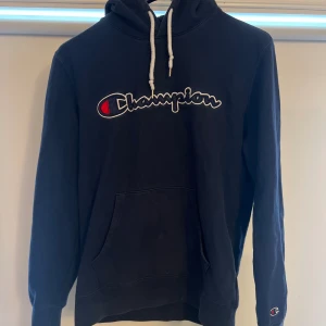 Champion hoodie - Champion hoodie i bra skick utan några skador.  Storlek: L men passar även M Färg: mörkblå