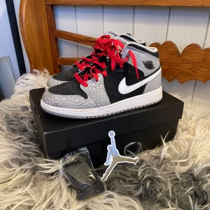 Jordan 1 Mid  - Storlek 38,5, skick 7/10, original box och extra snören medföljer, kan frakta eller mötas upp 