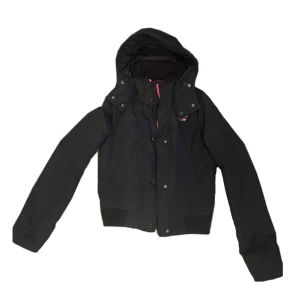 Hollister jacka - Söt marinblå hollister jacka med resårband, passar för våren/hösten. Skriv för fler bilder!