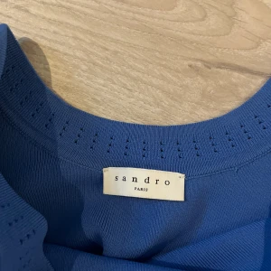 Blå topp Sandro - Supersnygg topp från Sandro, endast använd 2 gånger. Toppen är därför så gott som ny. Går inte längre att köpa men är köpt för ca 2400kr.