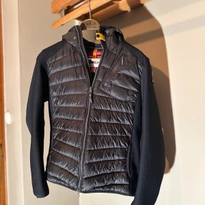 Parajumper Cardigan  - Cardigan jacka, köpt på Room 1006, kvitto finns. Knappast använd. Skick 10/10. Retail pris: 3.999  Mitt pris: 1.800