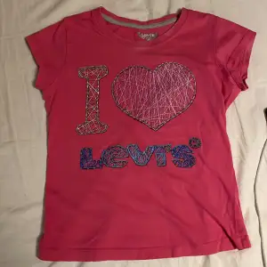  Rosa tröjor från Levis 