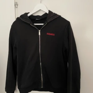 Dsquared2 zip-tröja  - Tröjan är i bra skik förutom den vita texsten bak till som ni ser på bilden. Den är en äkta dsquared2. Jag är 173 och ni ser hur den sitter på mig på bilden. Pris kan diskuteras