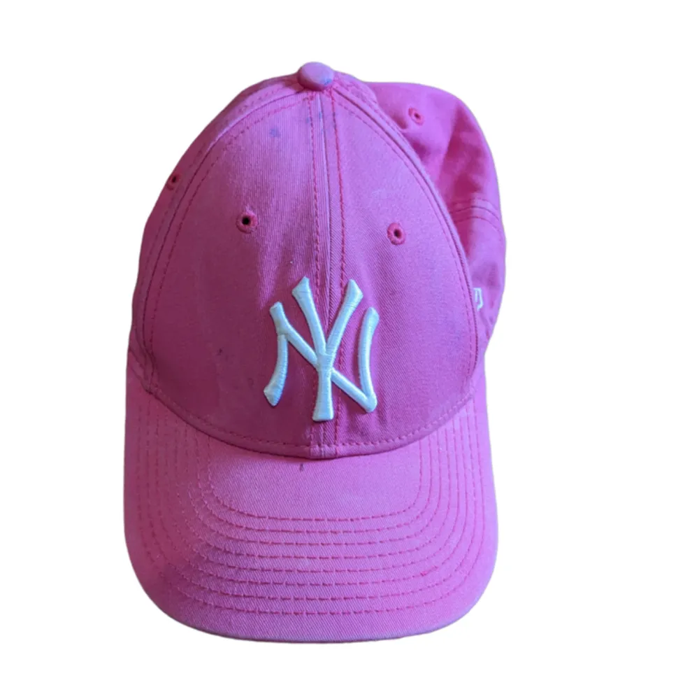 Säljer denna neon Rosa Yankees kepsen, i bra skick förutom att den har lite fläckar som man kan se på andra bilden . Accessoarer.