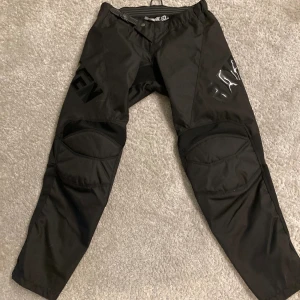 Cross byxor raven  - Helt nya Cross byxor stl 28 S