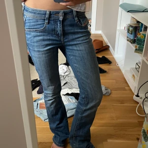 Diesel jeans lågmidjade  - Så så snygga lågmidjade  diesel jeans i blått!😍storlek: waist 24, längd: 30