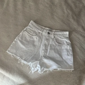 Vita Jeansshorts - Säljer dessa ascoola jeansshorts från Australien så jag vet tyvärr inte vad det är för märke. De är i nyskick och har som fransar där nere på dem💗