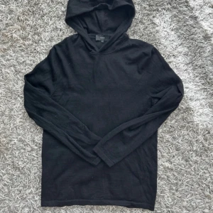 Kashmir hoodie  - Säljer nu denna Kashmirblandade (30% Kashmir, 70% ull) hoodien i extremt bra kvalitet🤩Strl S (passar M) Skick: 8/10🙌🏼hoodien är ifrån märket Vince🔝 Nypris: 5500🔴 Mitt pris: 1599🟢 hör av vid några funderingar mvh EBRESELL☝🏼