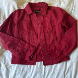 Röd jeansjacka - Fint skick!