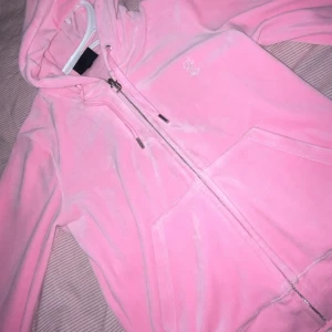 Juicy Couture Kofta  - Säljer en jättesöt juicy kofta 💕Skriv för fler bilder