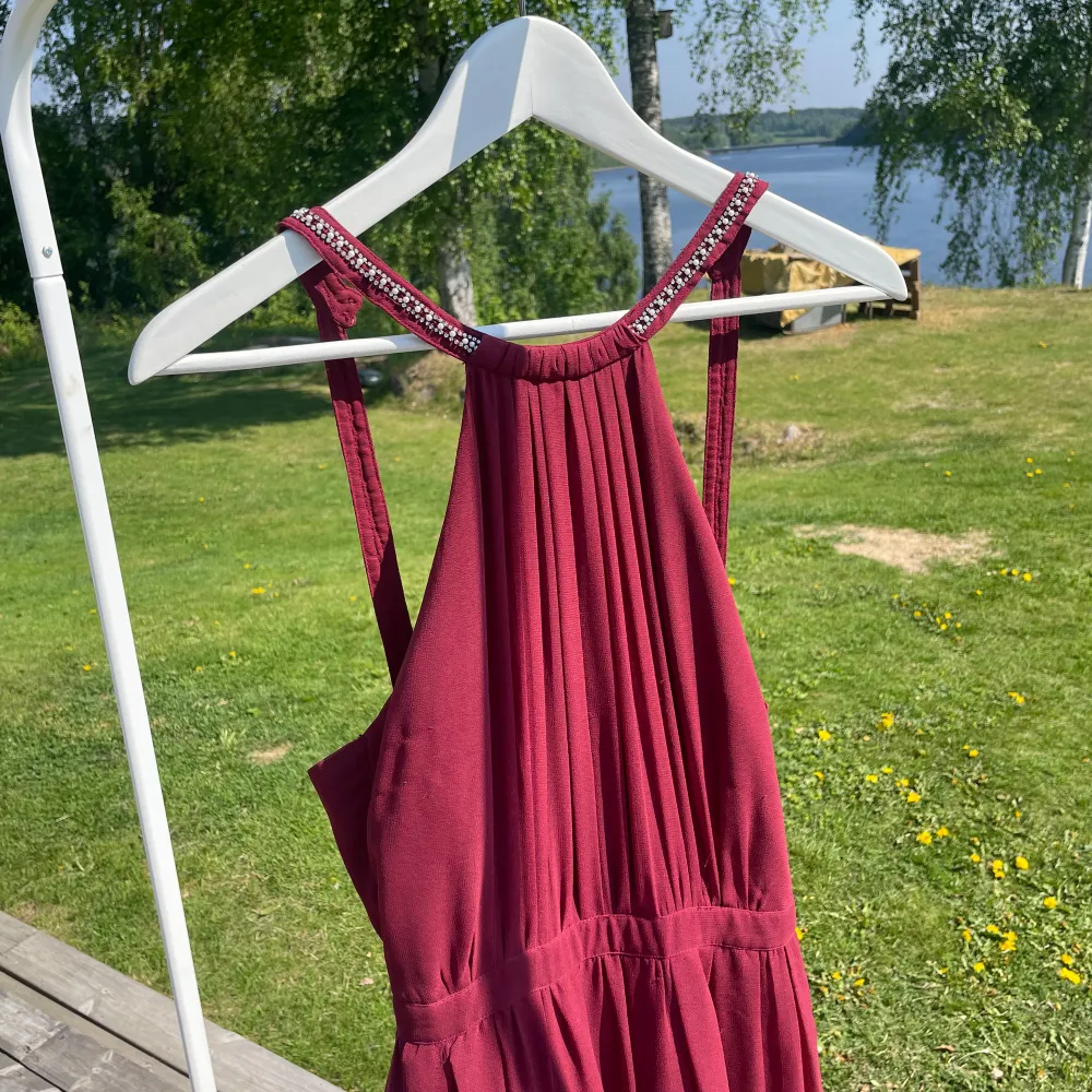 Vinröd klänning   Fint skick - använd 1 gång.   Märke: NLY  Stl 34. Övrigt.