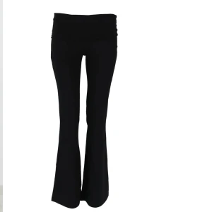 Svarta flared joga pants låg midjad storlek xs - Storlek xs svarta köpta på Gina tricot väldigt sköna och jätte stretchiga 