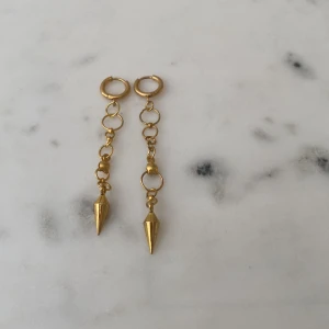 Guld örhängen (L8H ish) - Guldfärgade örhängen💞 Lilla örhänget-7 cm💞 Stora örhänget-7,5 cm💞 Har gjort själv💞 20kr för båda sammanlagt💞