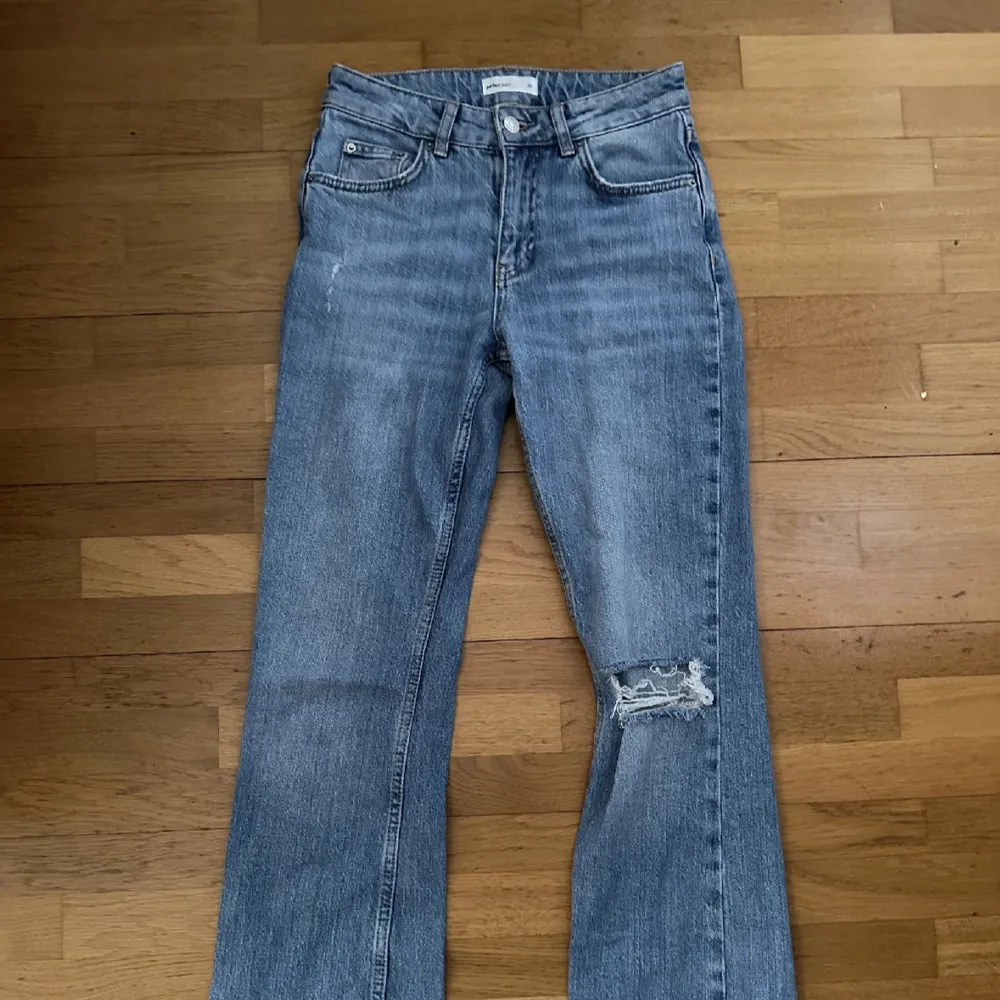 Snygga jeans ifrån gina som inte säljs längre💓 första två bilderna är lånade för att visa passformen. Se sista bild för egen bild. Jeans & Byxor.
