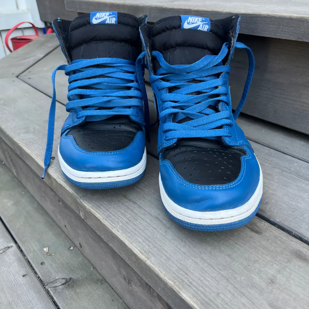 Säljer mina Air Jordan 1 Retro High OG Dark Marina Blue. Storlek 44,5. Har använts ca 3-4 gånger men annars stått i skohyllan i ett år. Skorna är som nya, ny tvättade och inga fläckar.. Skor.