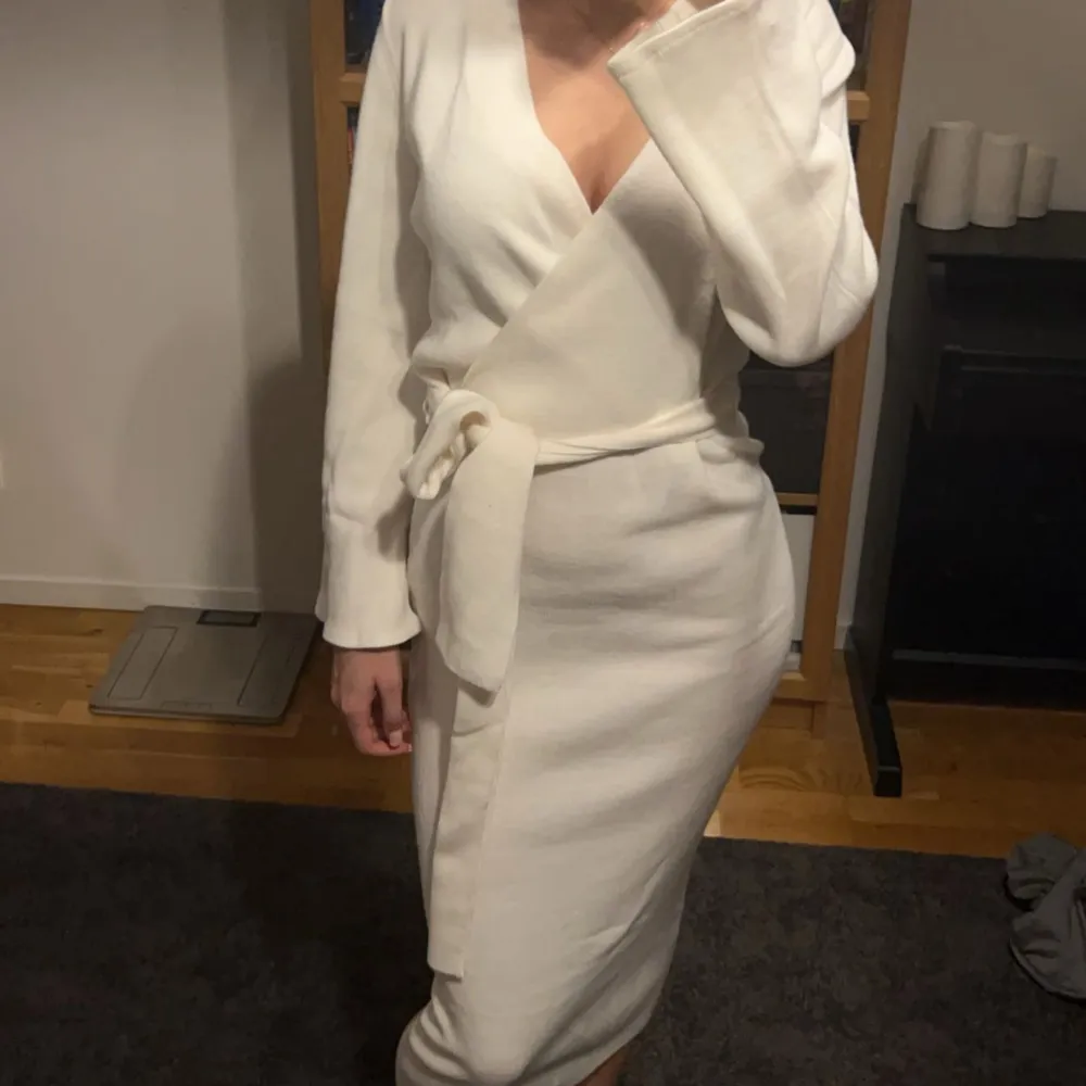 En helt ny vacker vit klänning med Knyt band som du kan själv vilja hur du ska justera 😊 kontakta mig via intresse!🤍. Klänningar.