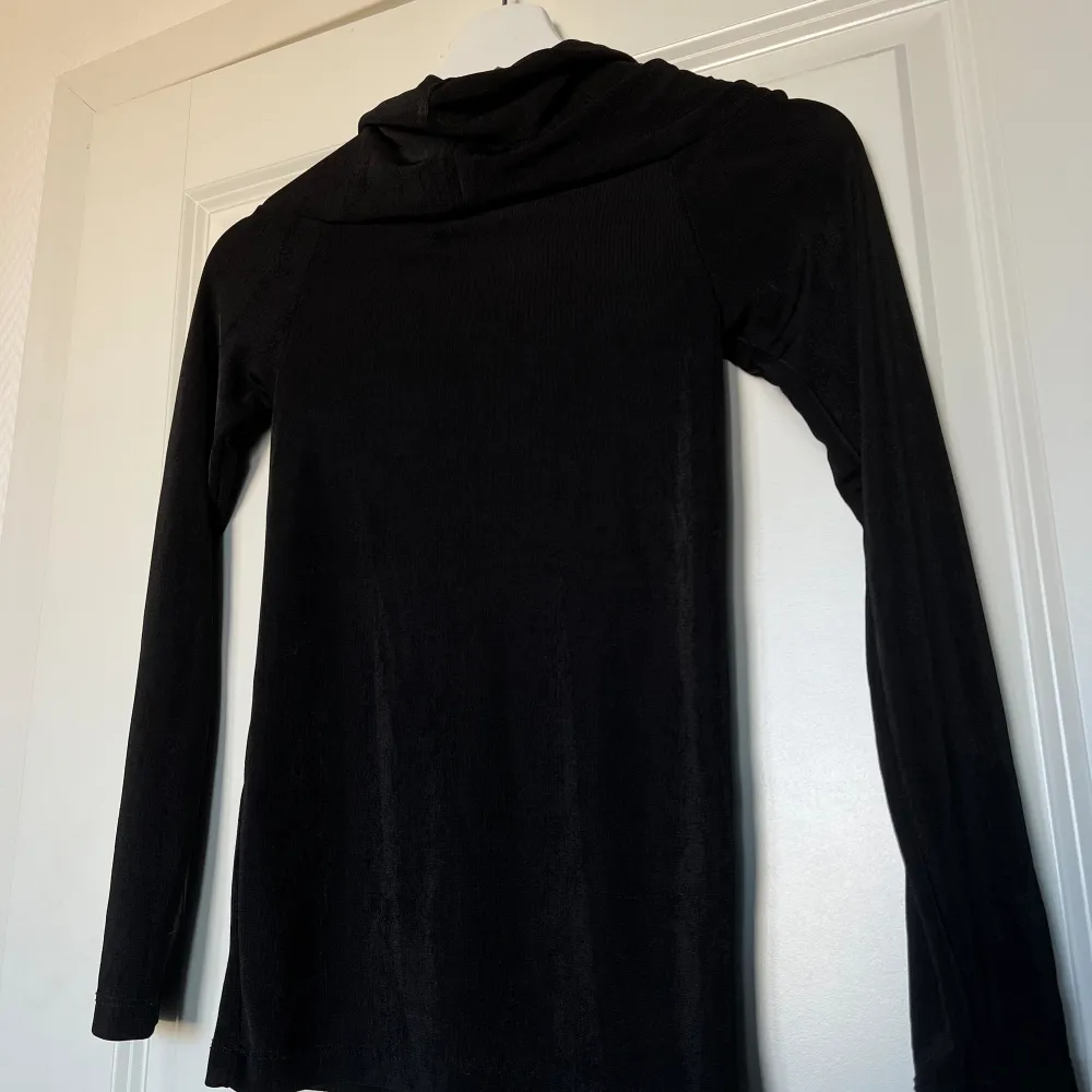 Super fin och skön off shoulder topp inköpt från Vero Moda. Går även att använda som djupkrage som syns på bild 2. I nästintill nyskick, inga anmärkningar. Storlek XS. Passar även en S, då materialet är stretchigt. Upphämtning i Malmö möjligt.. Toppar.